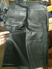 Gonna di pelle nera sopra il