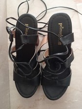 Sandalo con tacco e lacci alla caviglia neri. PrimaDonna N. 37