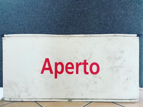 Insegna enorme tabella pompa