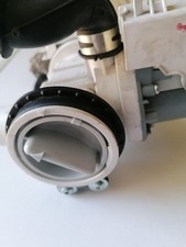 Pompa scarico di lavatrice Samsung smontata per scheda elettronica brucciata.