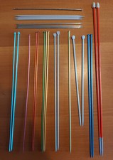 Ferri da maglia e da calza di varie misure, più un uncinetto (30 pezzi)