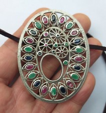 Pendente, medaglione in argento per collane, con zaffiri, rubini e smeraldi