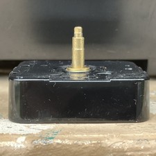 Original KIENZLE QUARTZ Wallclock Movement. New Spare Part (Perno METALLICO)