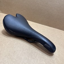 Sella in carbonio Fizik Aliante con guide in fibra di carbonio brc54