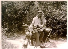 Foto bambino uomo motociclista anni 60 - Ritratto trasporto sovietico vintage in bianco e nero