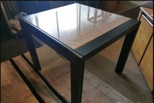 Tavolo con struttura in legno laccato nero