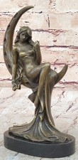 Statua Della Dea Della Luna