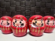 Set 4 statuine Daruma rosse in