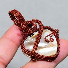 Ciondolo gioiello in rame con filo metallico fatto a mano in madreperla...