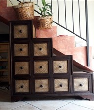 Cassettiera sottoscala in teak e paglia intrecciata nove cassetti