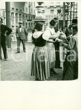 1935 MILANO Donne in costume regalano uva in via Tommaso SALVINI *Fotografia
