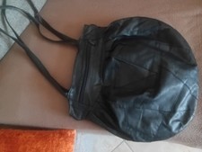 Borsa di pelle a forma di sacco, colore nero.