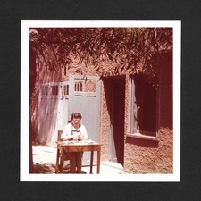 Femme cuisine épluche