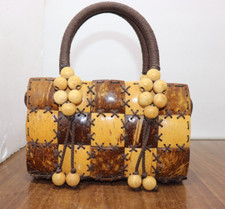 Rara borsa vintage artigianale con conchiglia di cocco marrone con manici intrecciati.