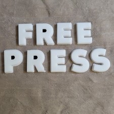 Lettere acriliche 'FREE PRESS'