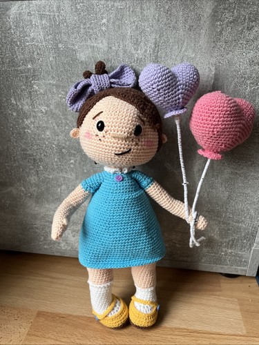 Amigurumi bambola bambina con