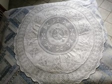 Tovaglia nuova di cotone fatta a uncinetto