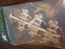 8 Cavaliers Starlux A Peindre