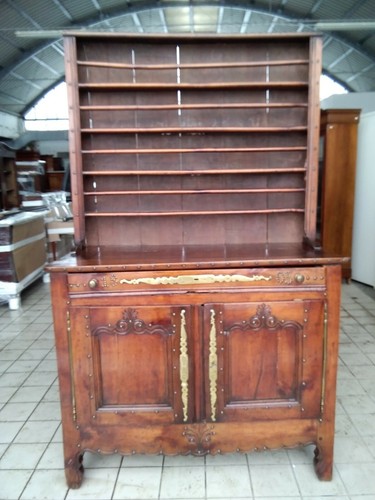Credenza con piattaia