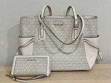 Borsa e portafoglio da viaggio