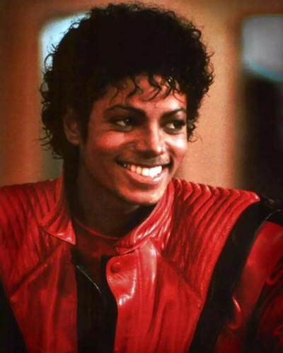 Giacca rossa sorridente