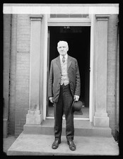 Foto: Pat Crowe in piedi in