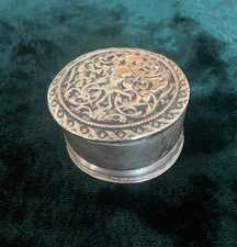 SCATOLINA PORTA PILLOLE ANTICA IN METALLO DECORATO IN RILIEVO