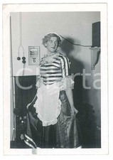 1940 ca WW2 GERMANIA - CARNEVALE - Soldato in costume da cameriera *Foto 6x9 cm