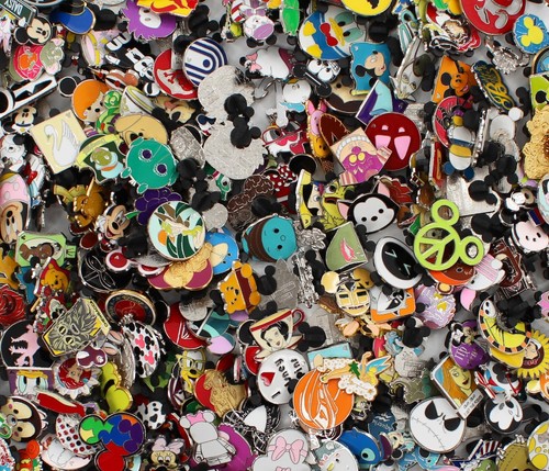 Lotto 300 pezzi - spille, disney
