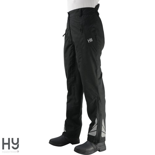 Pantalone sopra impermeabile