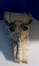 Maschera In Cèramica Con Sembianze Di Un Viso. 