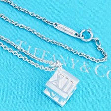Collana con ciondolo - , cubo