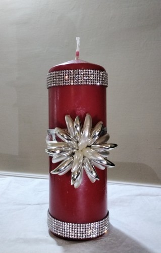 Candela decorata con - con, e