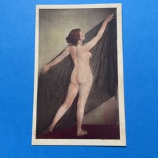 DONNA NUDA CHE DISTENDE UN