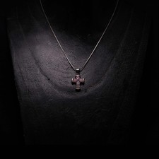 Collana con ciondolo croce Alan K Millefiore di Venezia, croce in vetro di Murano rosa