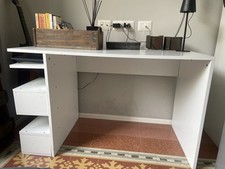 scrivania bianca con cassetti