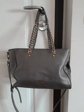 borsa liu jo grigia da donna, di medie dimensioni, con tracolla.