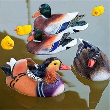 Une Paire De Statues De Canard
