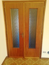 vendo n. 7 porte interne legno con vetri, varie misure  buone condizioni