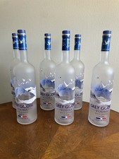 Bottiglie vuote di vodka oca