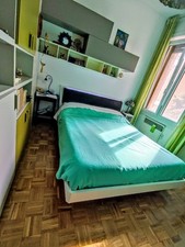 Letto moderno in legno con LED e testiera imbottita. DOGHE in LEGNO. SILENZIOSO 