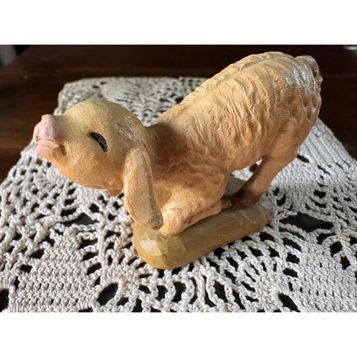 Statuina agnello inginocchiato