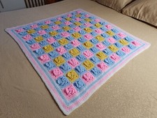 Copertina per culla o carrozzina lavorata a mano all'uncinetto con 121 Farfalle