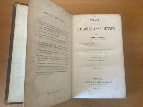 Libro antico medicina con