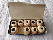 Scatola vintage anni '70-80 DMC con 9 gomitoli ecru incompleti