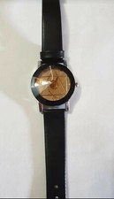 Orologio con vetro a forma di