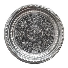 Un vecchio vassoio in rame inciso colore argento del periodo Qajar 