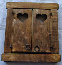 Finestra in legno con grata in