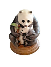 RARO Porcellana GUIDO CACCIAPUOTI MAMMA PANDA CHE TIENE IL SUO CUCCIOLO su base legno firmato