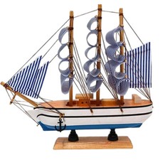 Veliero in legno con vele in